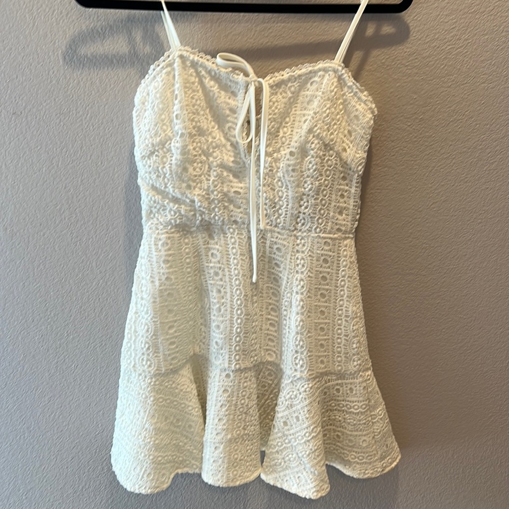 White mini dress in eyelet, perfect for summer dress party
